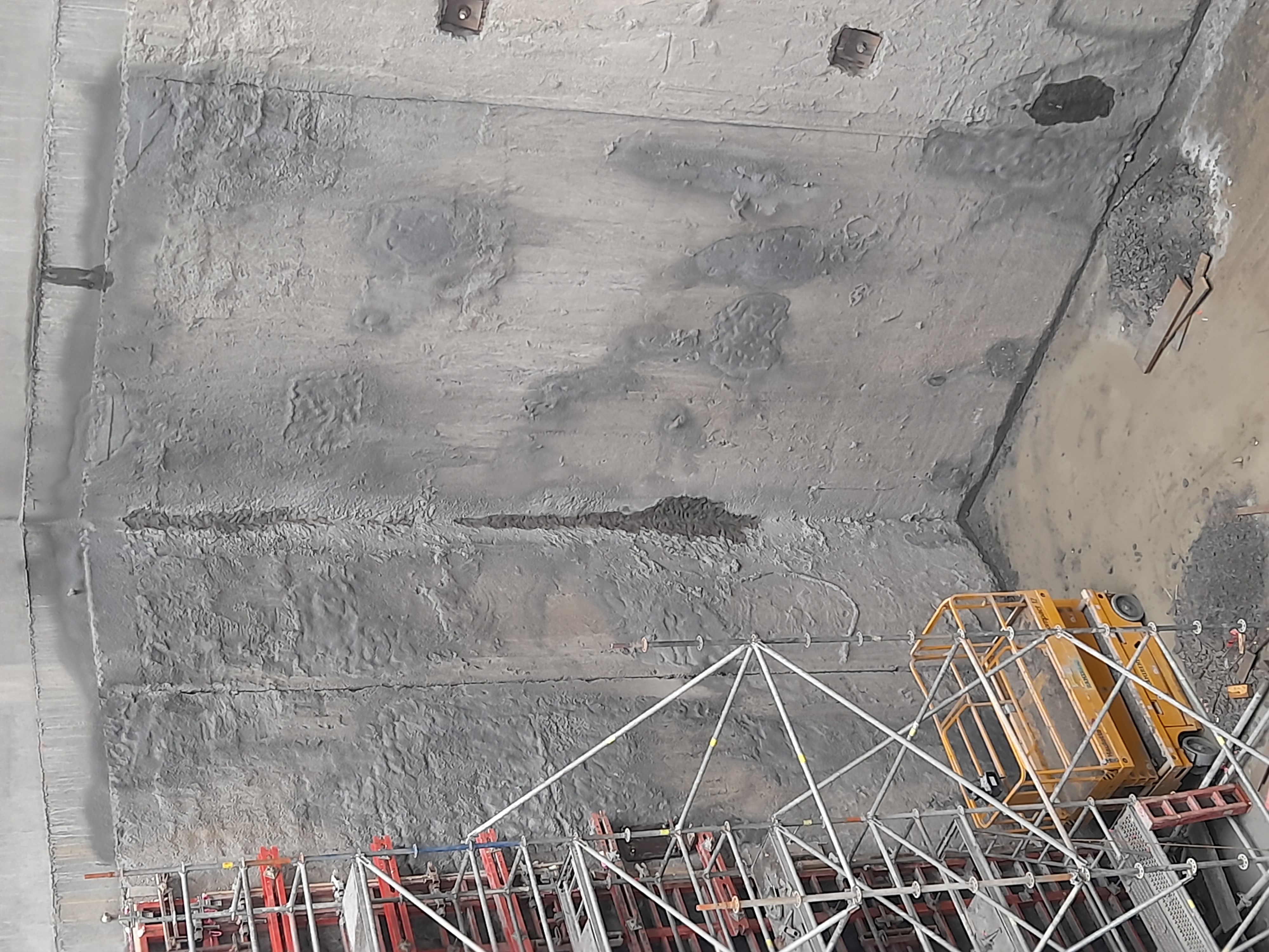 Torkretowanie betonu – naprawa konstrukcji żelbetowej