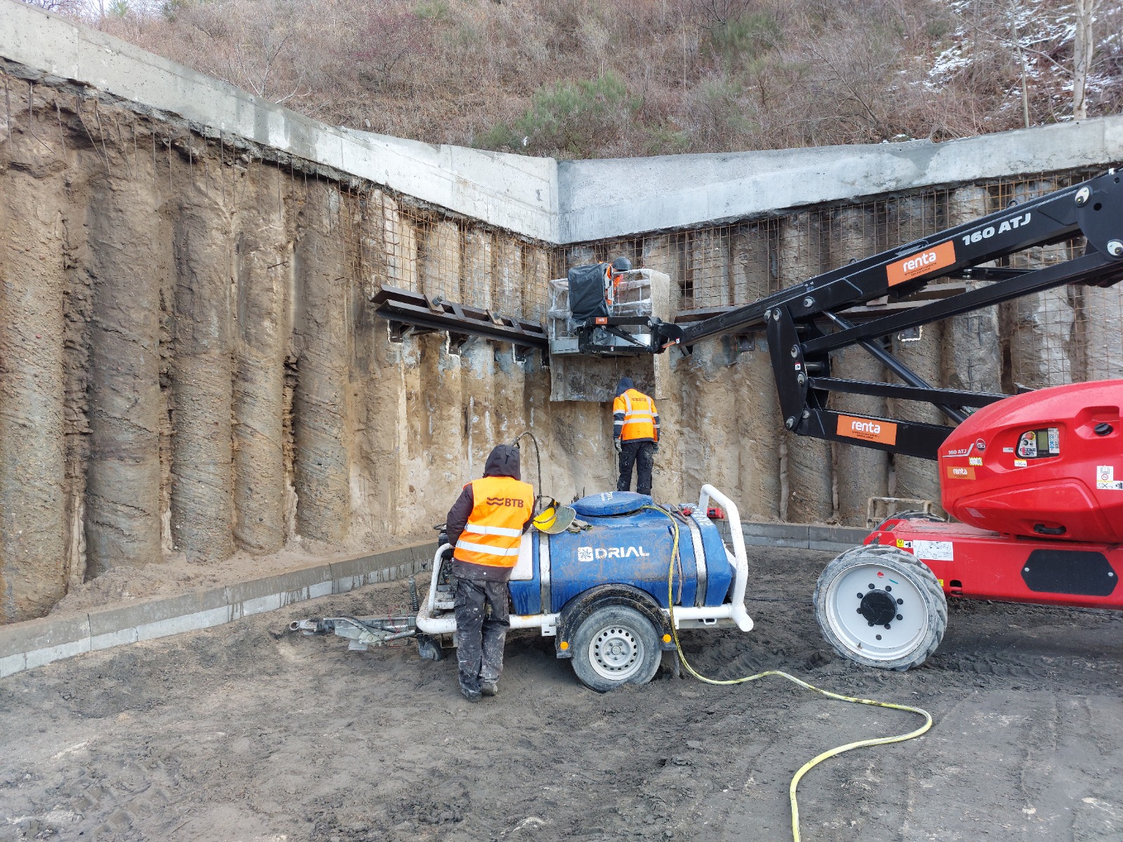 Realizacja hydroizolacji natryskowej na ścianie oporowej